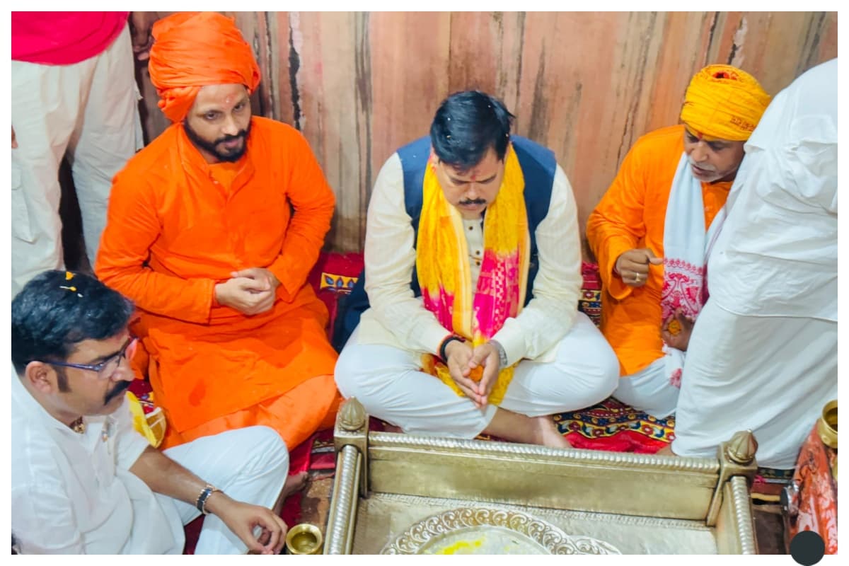 मोतिहारी: सोमेश्वरनाथ महादेव मंदिर पहुंचे शिक्षा मंत्री, बेहतर शिक्षा व्यवस्था की कामना