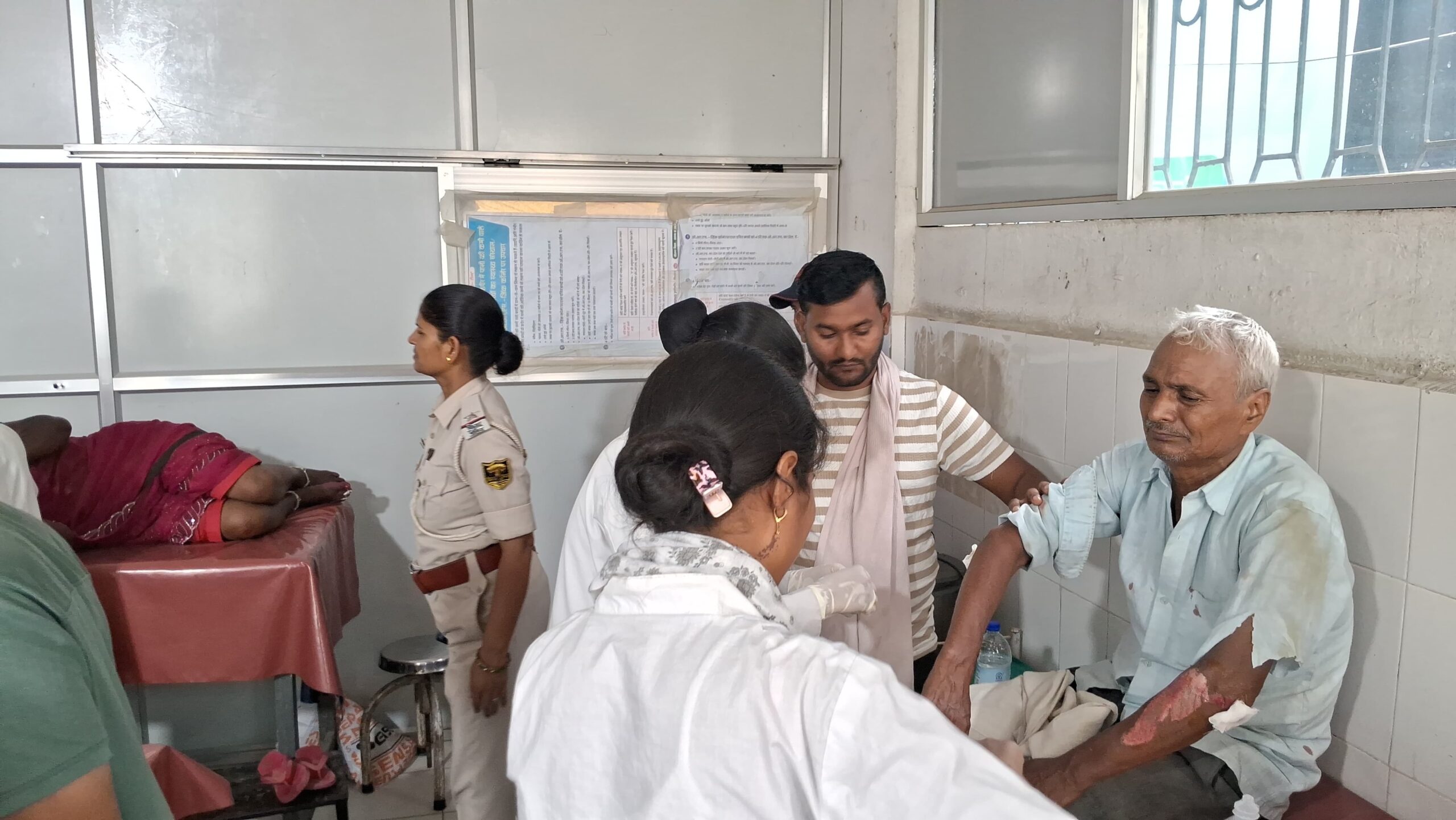 बाइक को बचाने में पलटा सीएनजी ऑटो, पांच घायल
