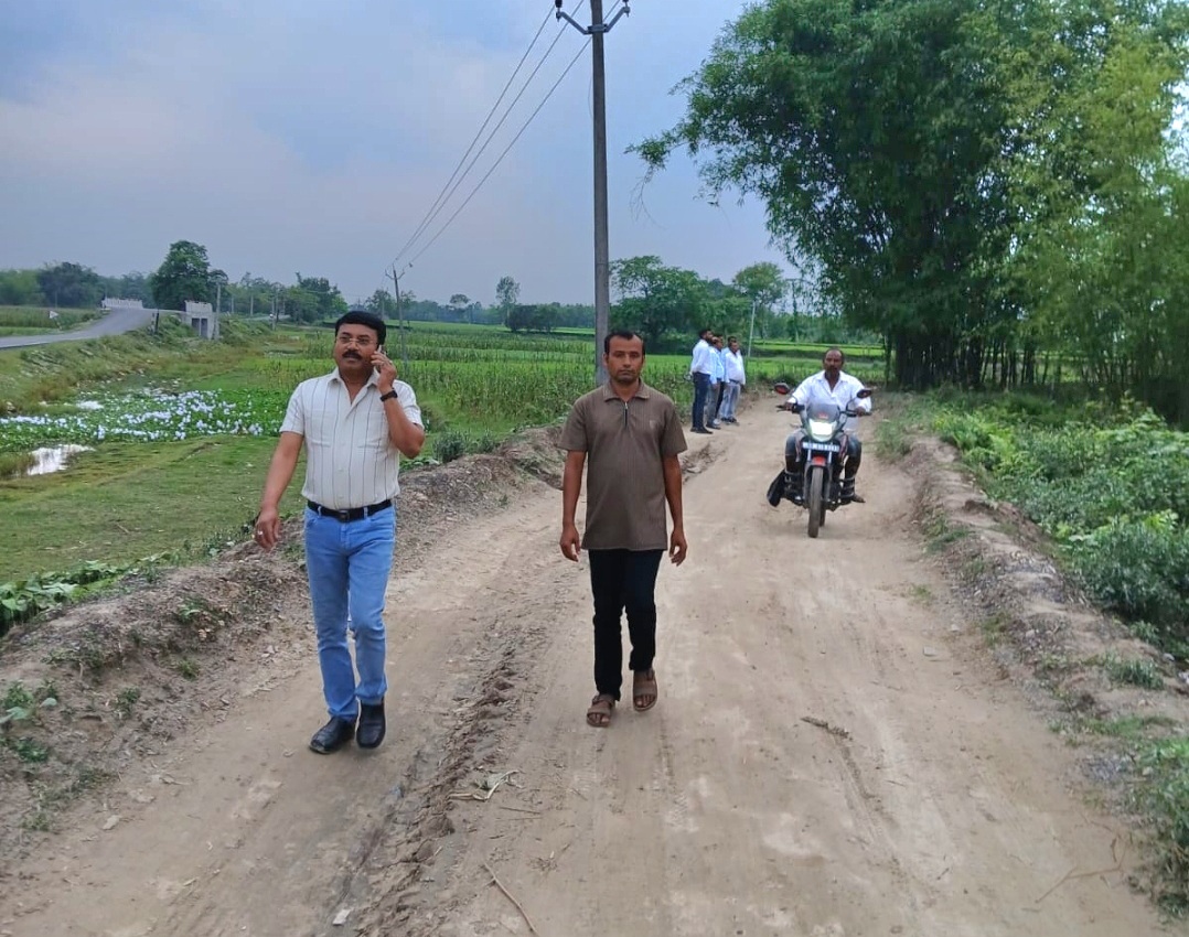 ग्रामीणों की शिकायत पर अधीक्षण अभियंता ने की सड़क निर्माण की जांच