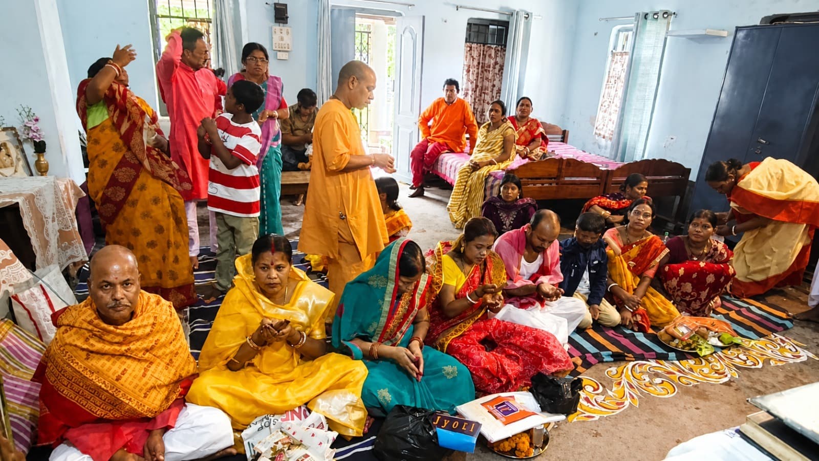 KISHANGANJ पद्मश्री स्वामी प्रदीप्तानंद का ठाकुरगंज में आध्यात्मिक संगम, दर्जनों को दीक्षा