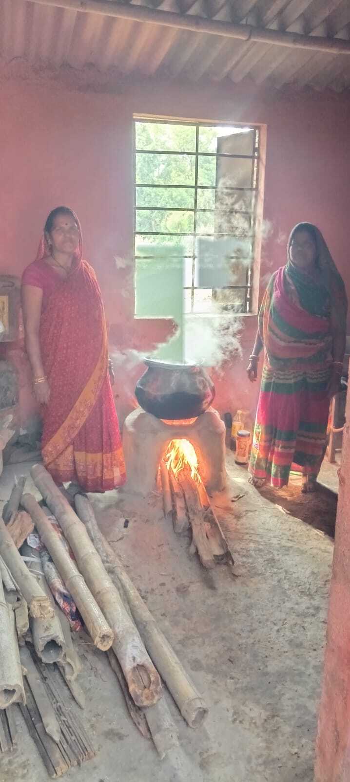 SAHARSA लकड़ी व कोयले के चूल्हे पर बन रहा एमडीएम