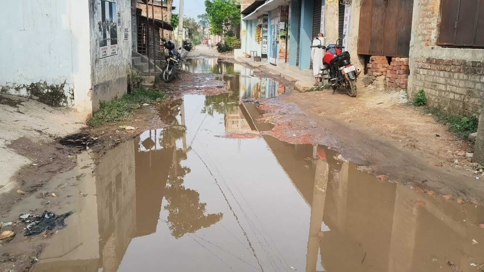 एचपीएस कॉलेज के सामने सड़क पर जलजमाव, लोगों को आवागमन में हो रही परेशानी