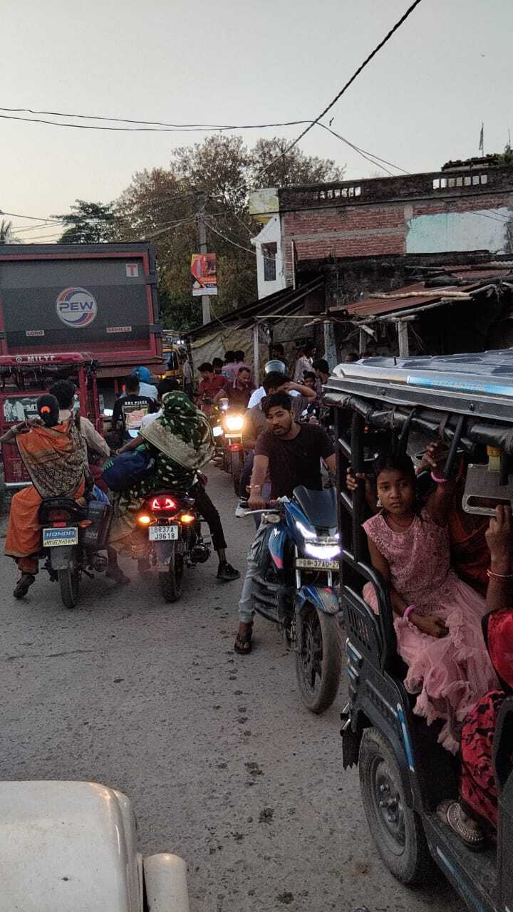 टेढ़ागाछ में भीषण जाम से यात्री बेहाल, सड़कों पर घंटों थम रही रफ्तार