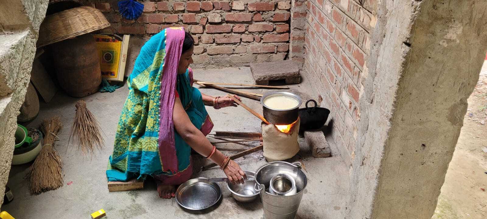 Supaul News : मिट्टी के चूल्हे पर पक रहा स्वाद व सेहत