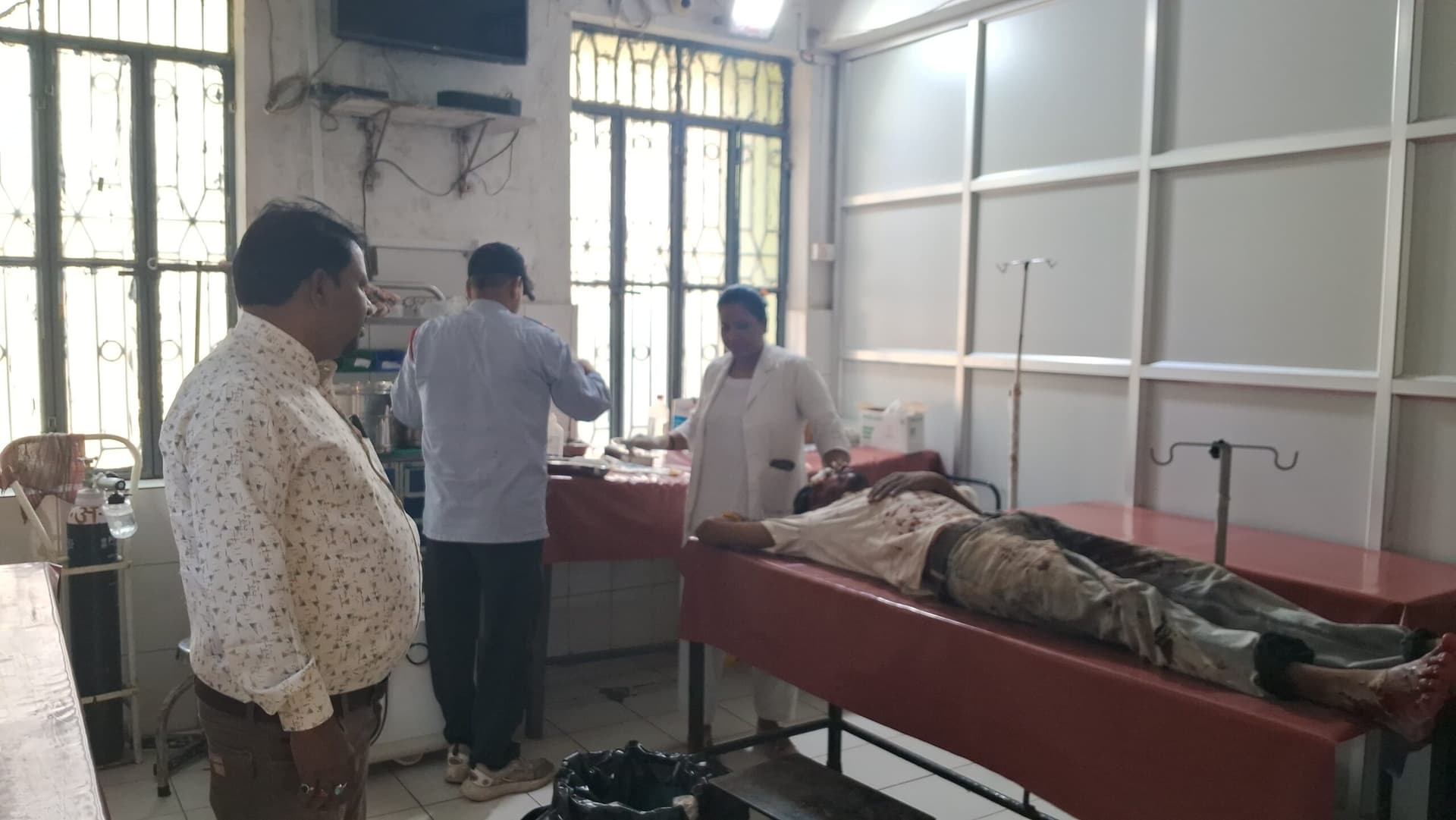 अनियंत्रित होकर स्कूटी पलटी, दो सगे भाई घायल