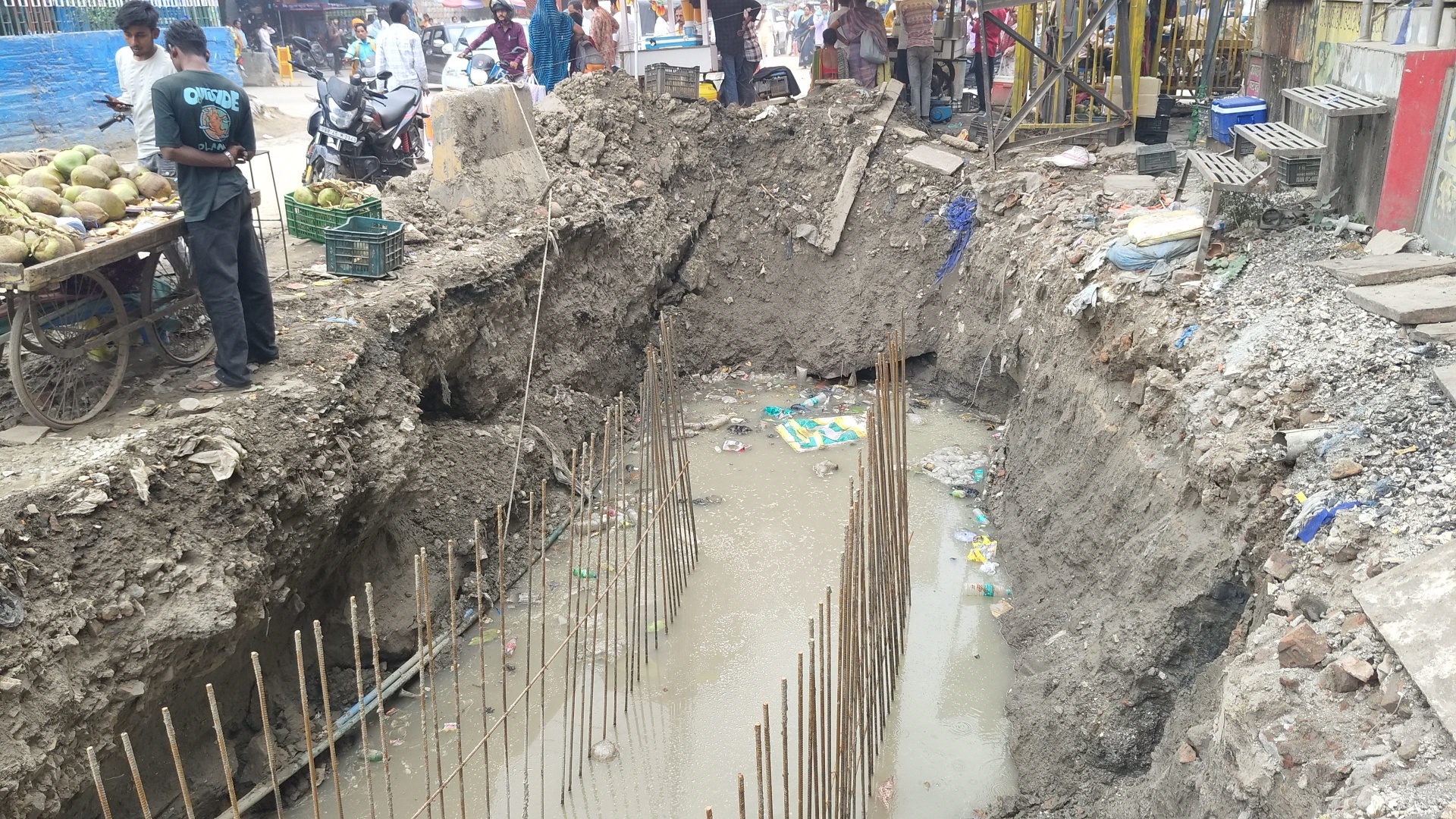 नाला निर्माण में बरती जा रही लापरवाही, हादसे को दावत दे रहे खुले गड्ढे