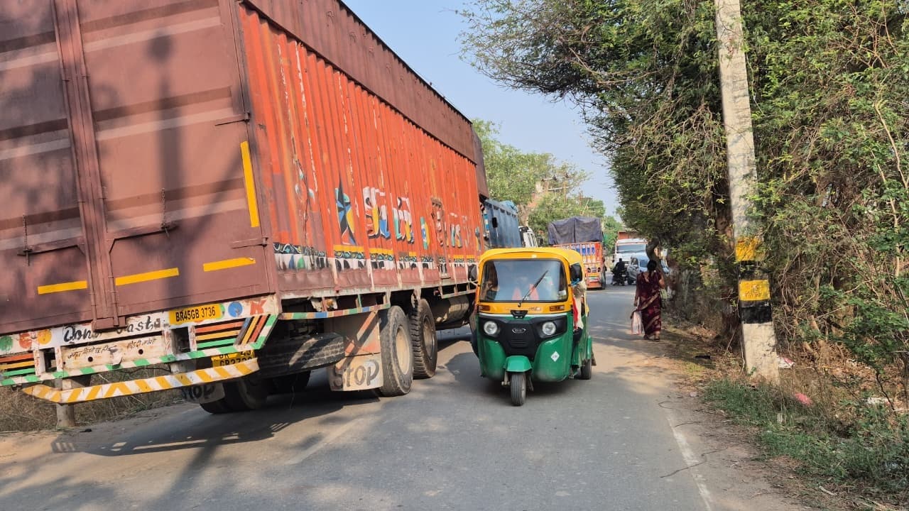 अखलासपुर बाईपास पर मालवाहक ट्रक का ब्रेक फेल, लगा भीषण जाम
