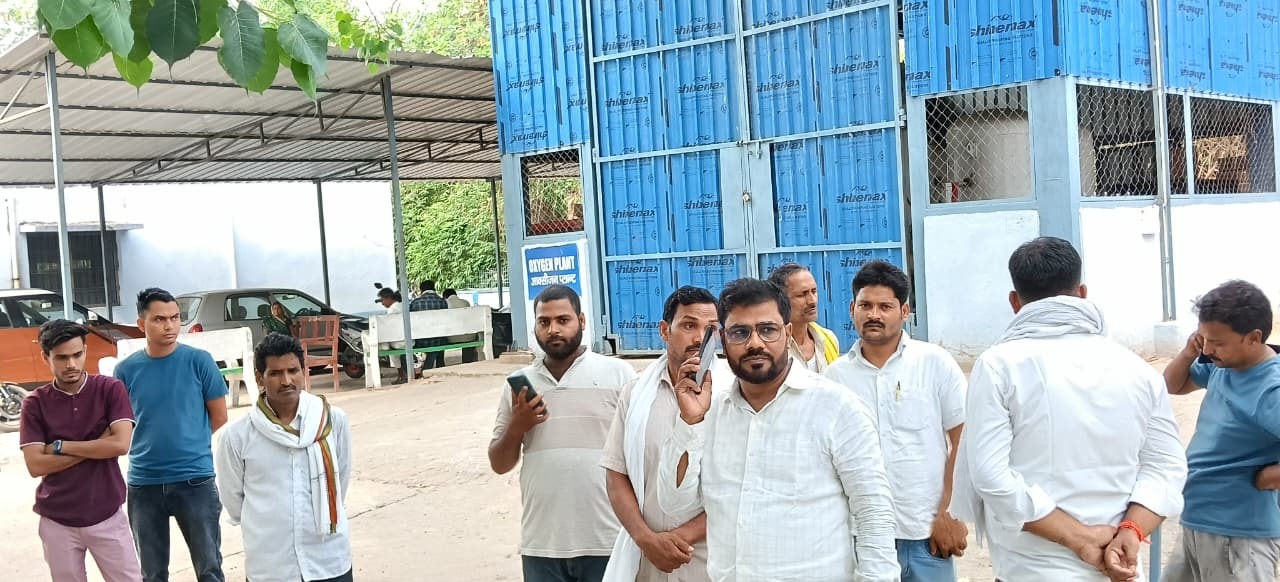 पिकअप के धक्के से बाइक सवार शिक्षिका की हुई मौत, पति घायल