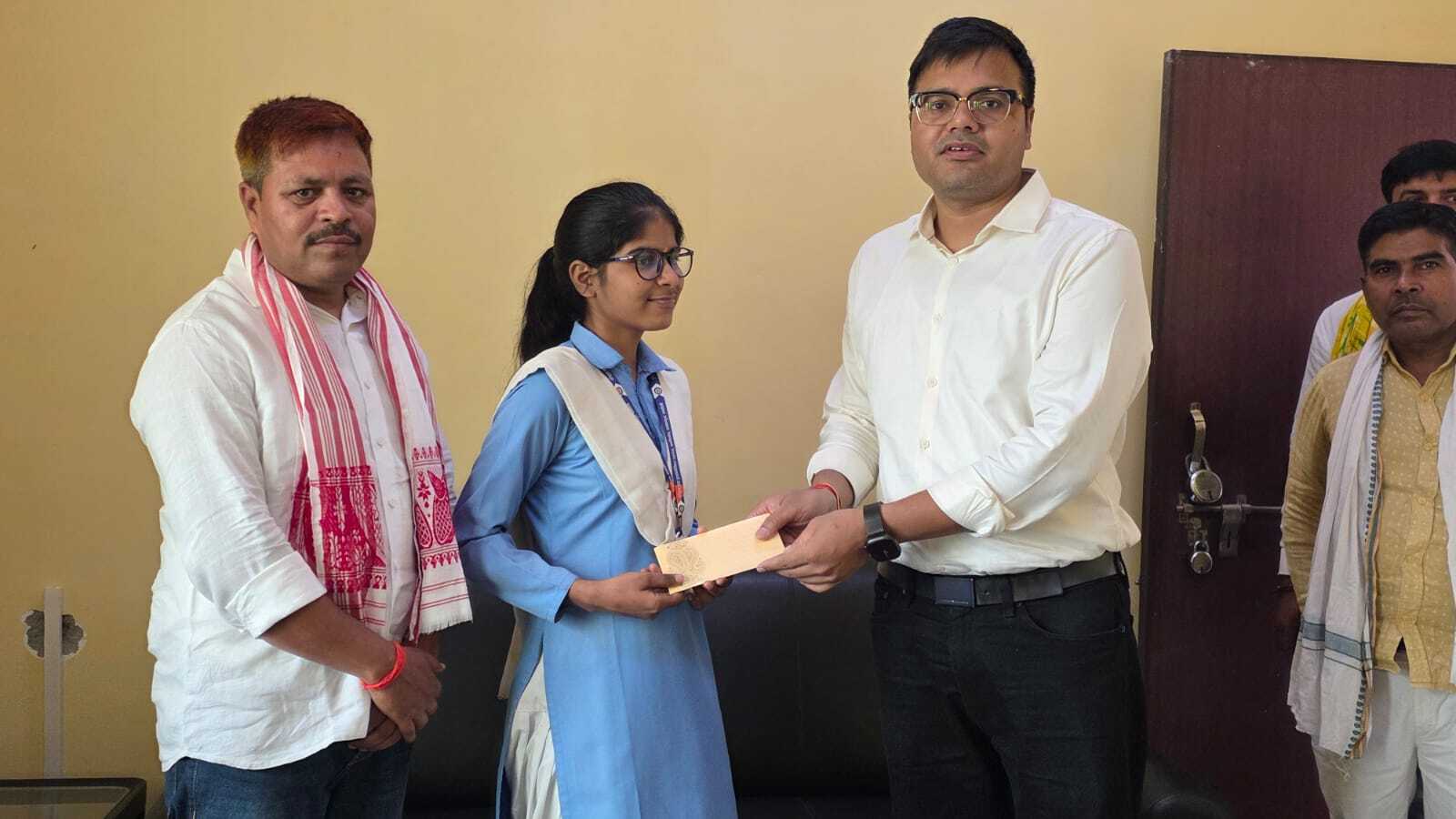 यूपी बोर्ड जिला टॉपर रेखा बिंद को किया सम्मानित