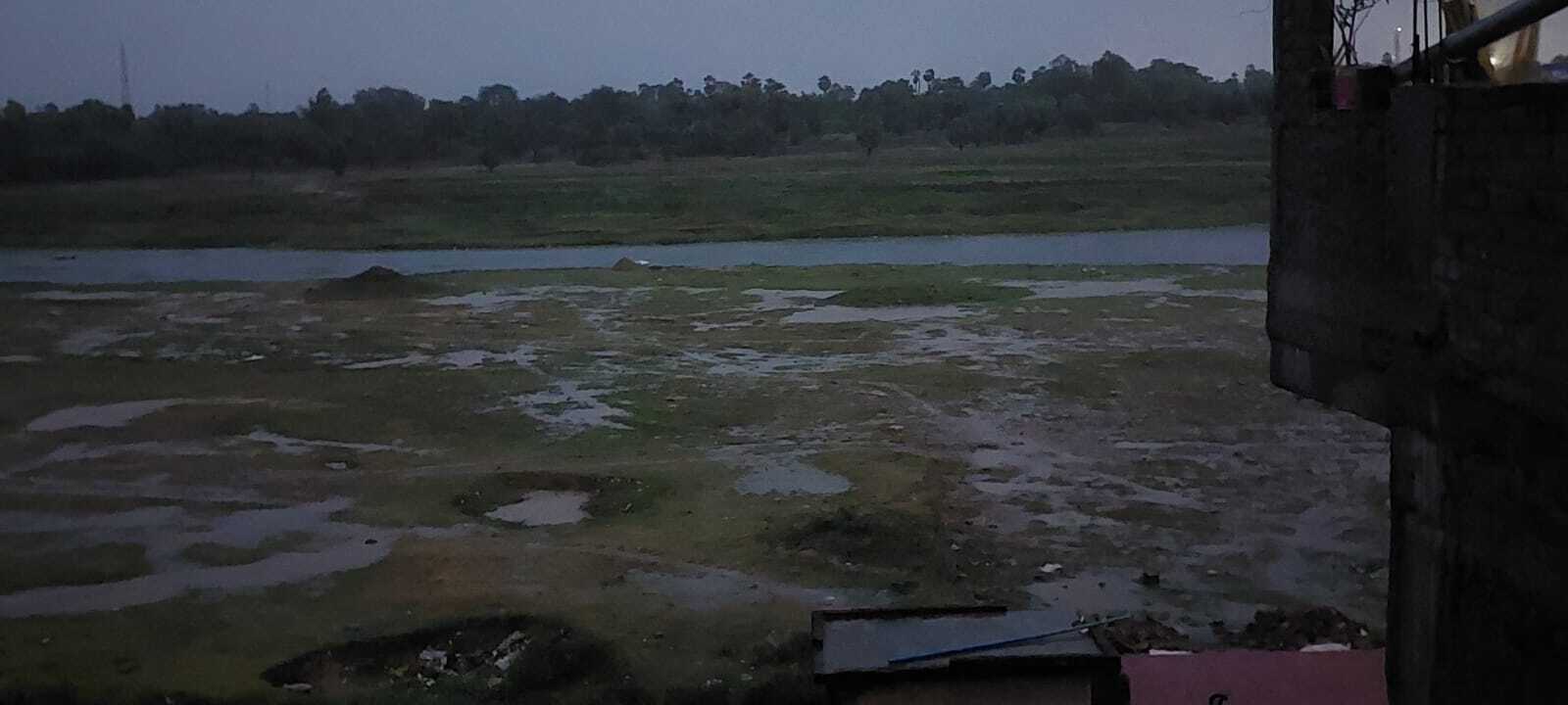 आंधी के साथ हुई बारिश, मौसम बना कूल