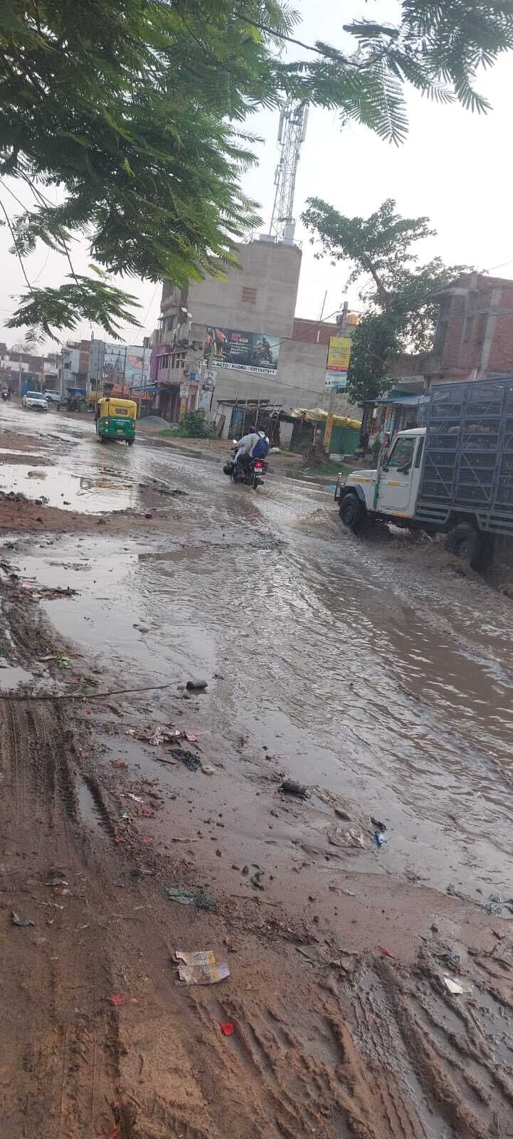 करोड़ों का राजस्व देने वाली लालापुर मंडी की सड़कों पर जलजमाव