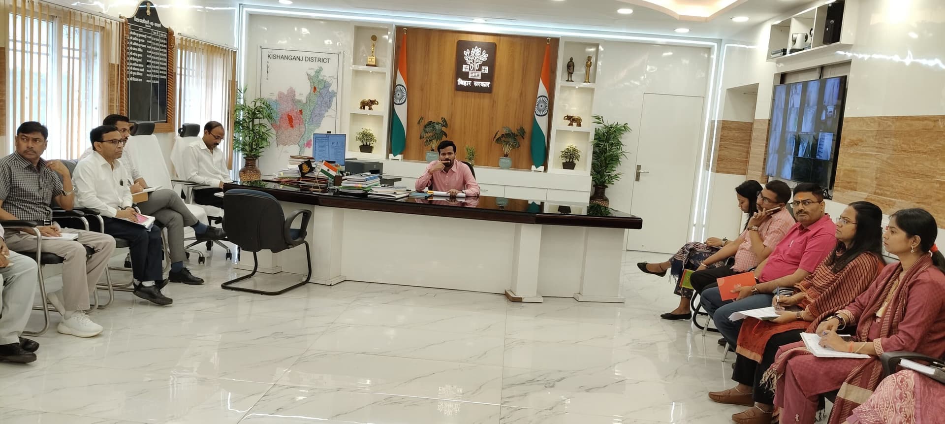 जिला स्तरीय पदाधिकारियों के साथ कार्य संस्कृति की समीक्षा बैठक आयोजित, डीएम ने दिये कई निर्देश