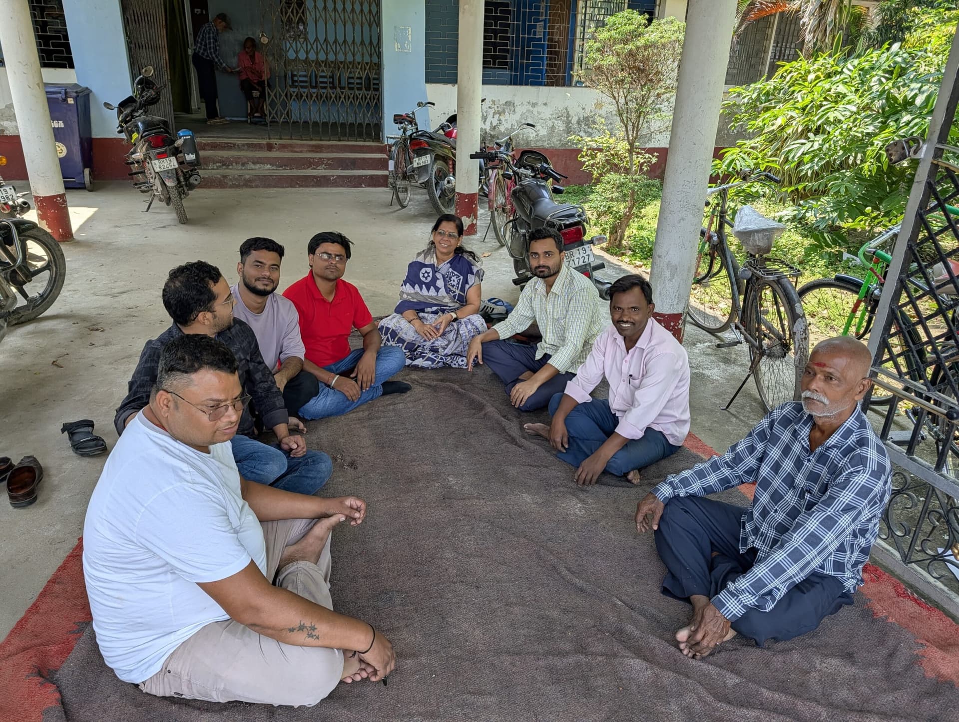 SAHARSA : एमएलटी कॉलेज कर्मचारियों ने दिया कलमबंद धरना