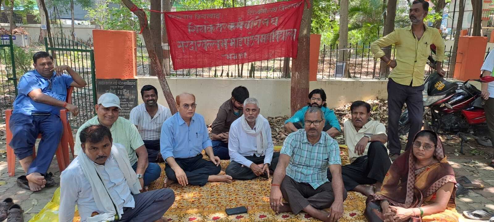 15 सूत्री मांगों को लेकर शिक्षकेत्तर कर्मचारियों का धरना, कलमबंद हड़ताल से ठप रहा काम