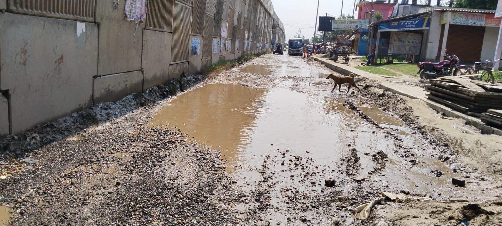 SAHARA तालाब में तब्दील हुई बैजनाथपुर चौक की सड़क