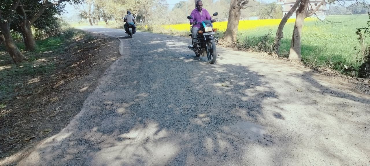LAKHISARI : सड़क के उखड़े मैटल, दुर्घटना की संभावना