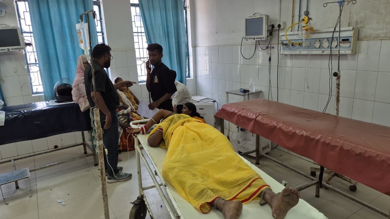 शादी समारोह से पति के साथ लौट रही महिला बाइक से गिरी, हालत नाजुक