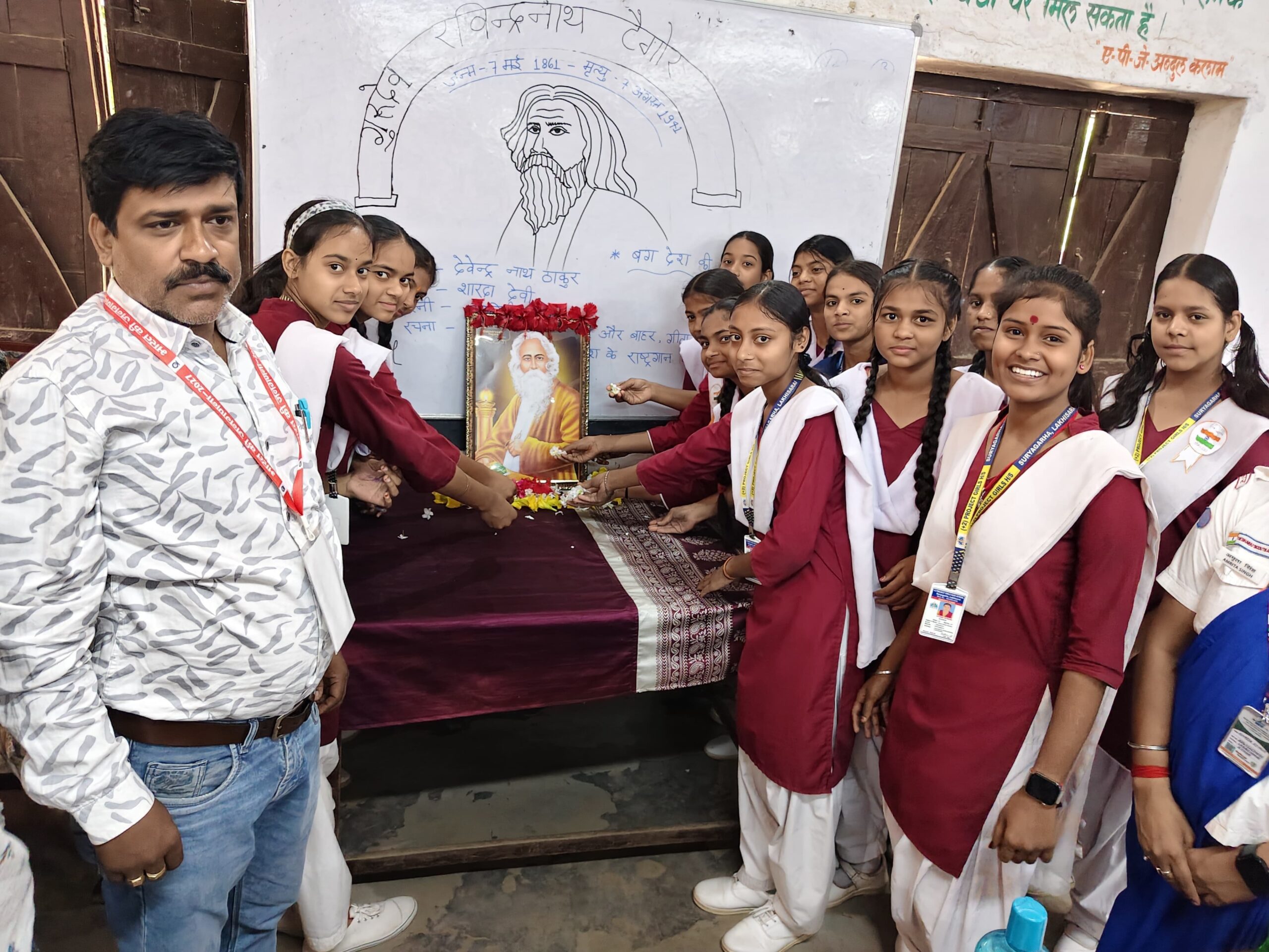 टैगोर जयंती पर छात्राओं ने बिखेरा कला का रंग
