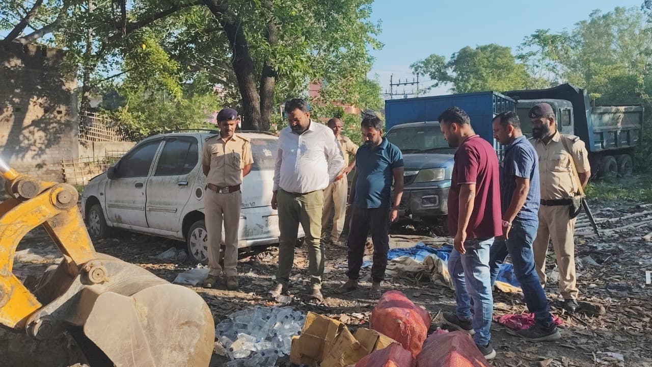 SUPAUL : 16 मामलों में जब्त 1853 लीटर नेपाली शराब को किया गया नष्ट