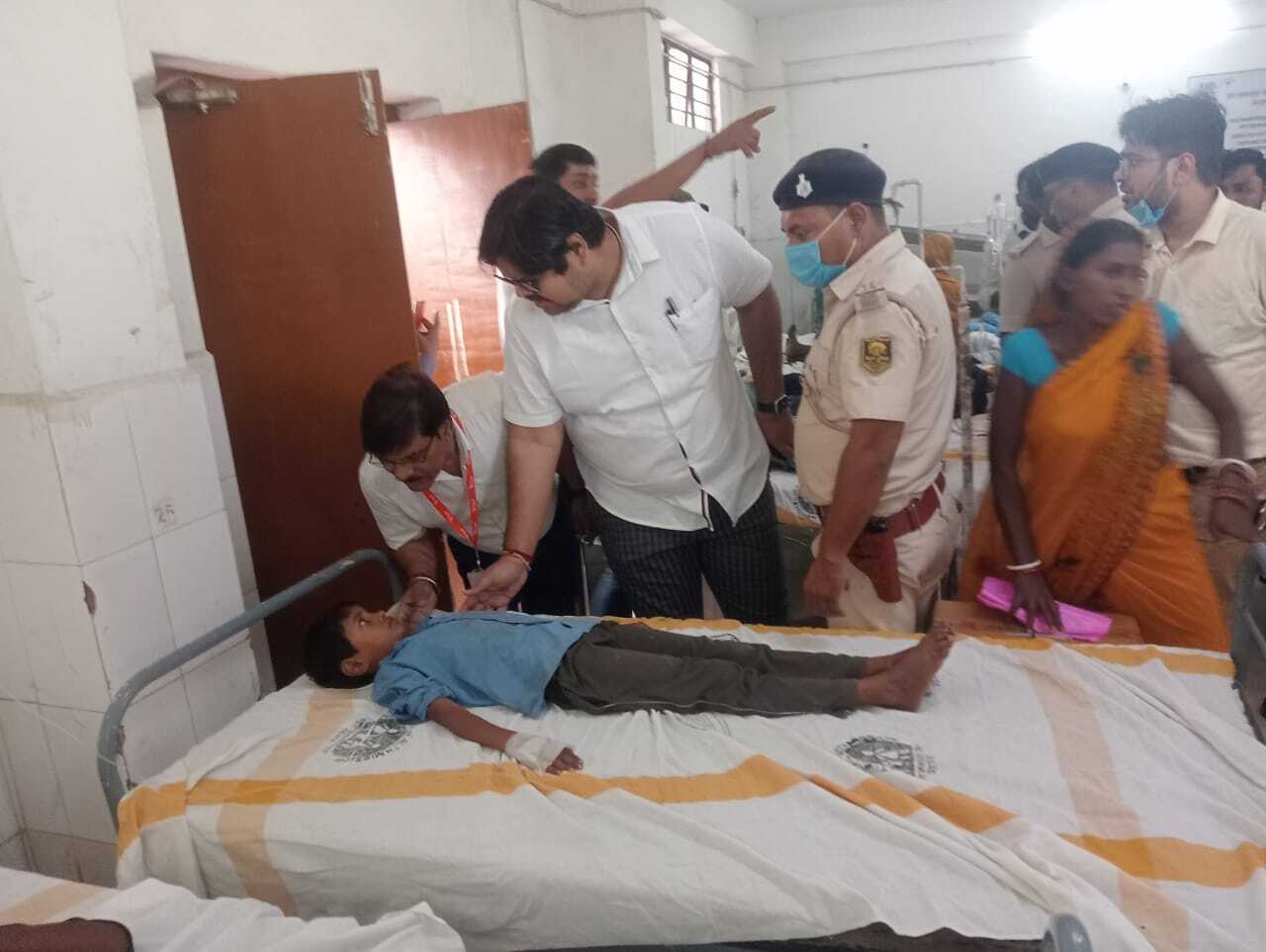 मध्याह्न भोजन खाने के बाद पांच दर्जन से अधिक बच्चे की हालत बिगड़ी
