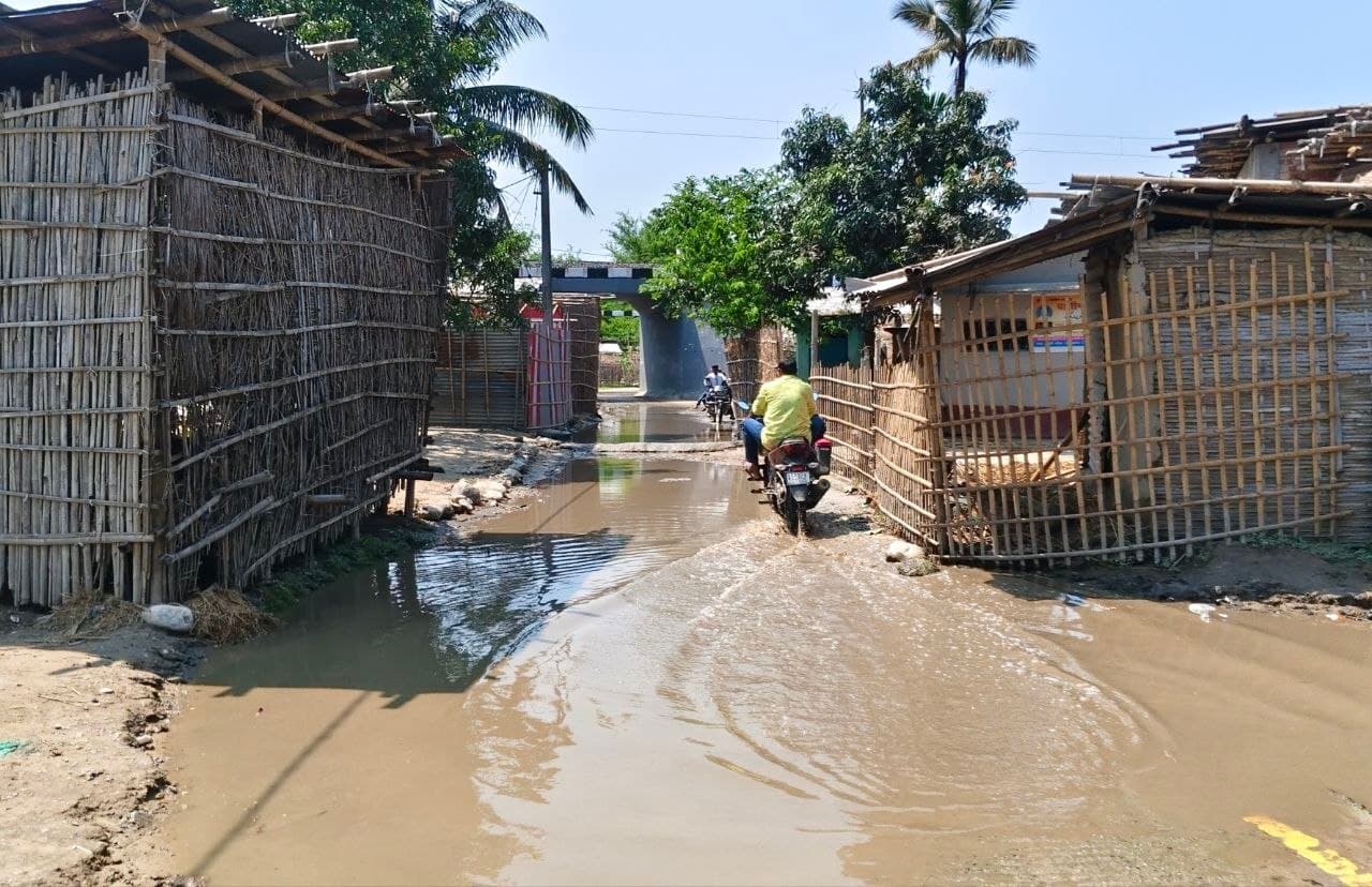 बाईपास में जल जमाव से आवागमन बाधित, नाला निर्माण की मांग तेज