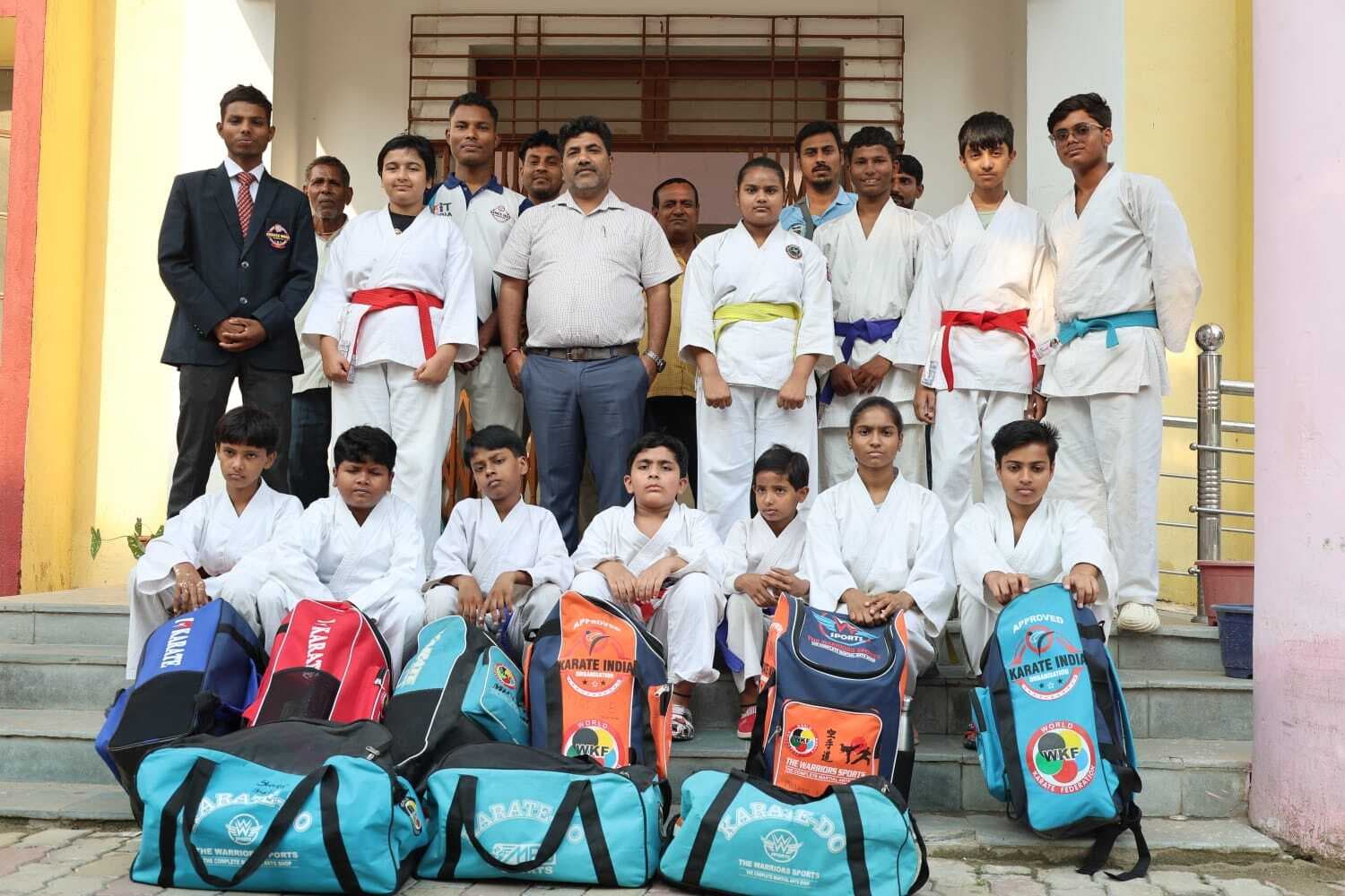 खेल पदाधिकारी ने 18 कराटे खिलाड़ियों को राज्य स्तरीय प्रतियोगिता के लिए किया रवाना