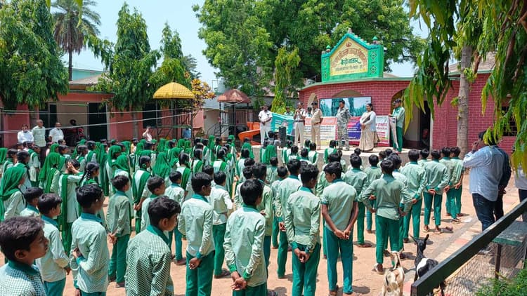 पुलिस ने स्कूली बच्चों को पढ़ाया सड़क सुरक्षा का पाठ