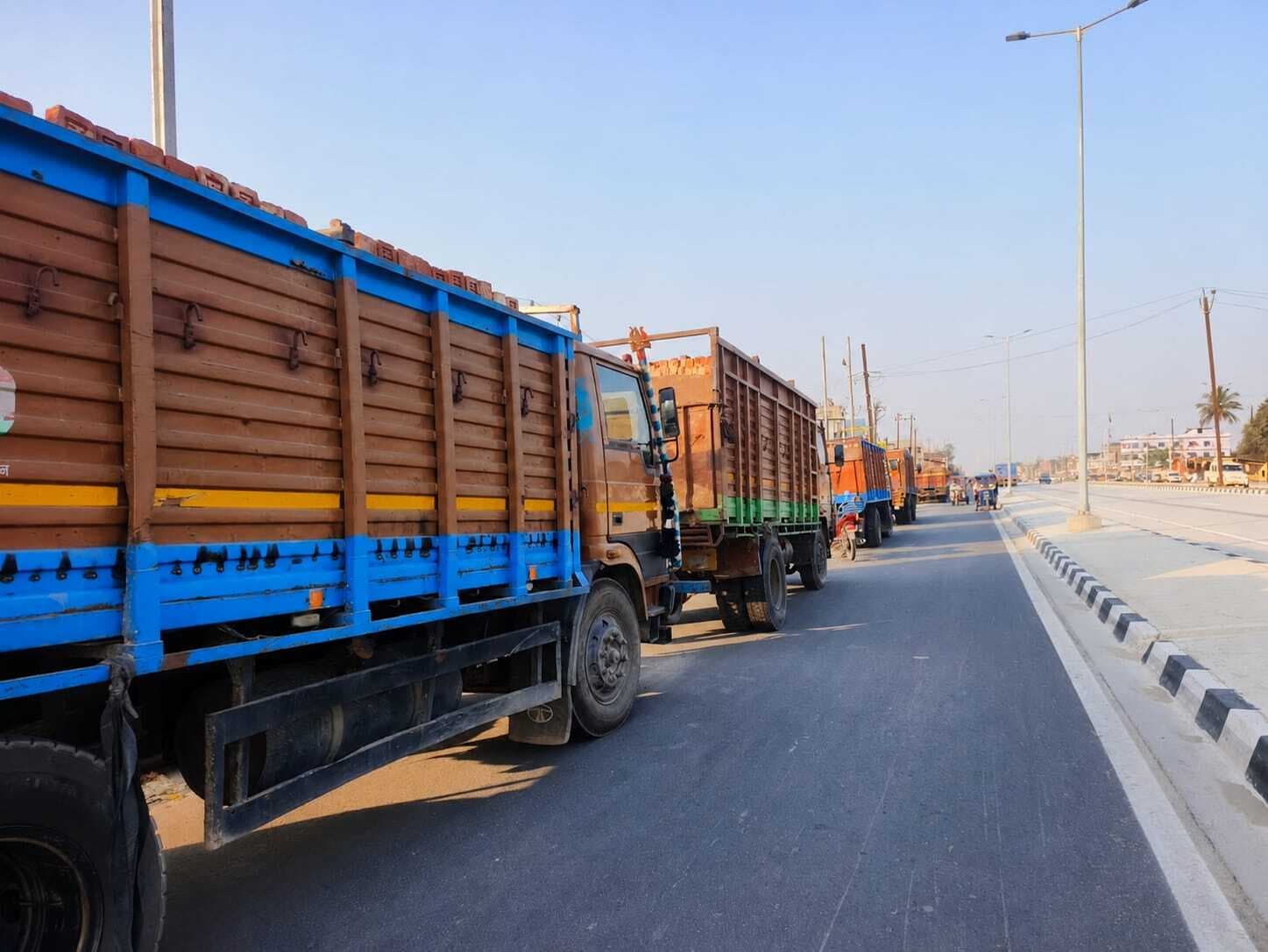 KISHANGANJ : सर्विस रोड बना ट्रकों का अड्डा, घंटों खड़े वाहनों से हादसे का खतरा