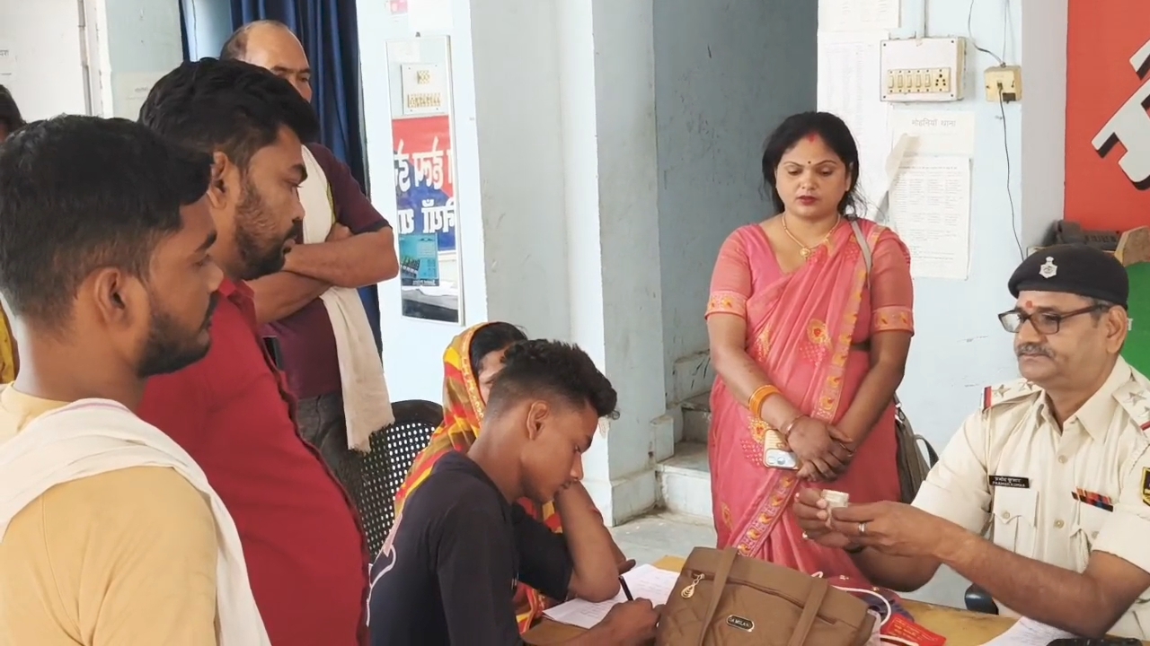 युवक ने लौटाया पांच लाख के जेवरात से भरा बैग, महिला के चेहरे पर लौटी मुस्कान