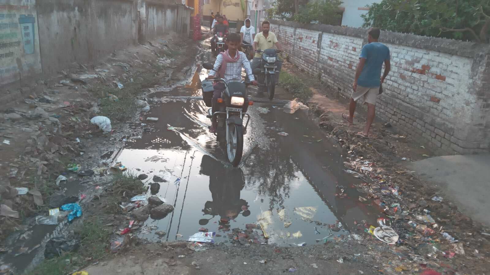चांद में पुलिया जाम होने से सड़क पर बह रहा नाली का गंदा पानी, राहगीर चोटिल