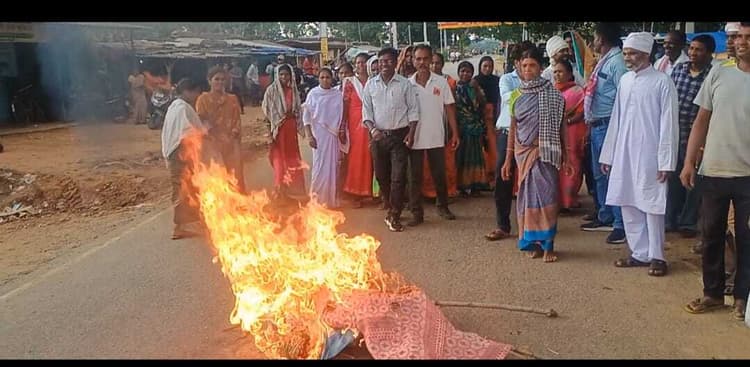 महिला का घर तोड़ा, मंत्री व पूर्व मंत्री का फूंका पुतला