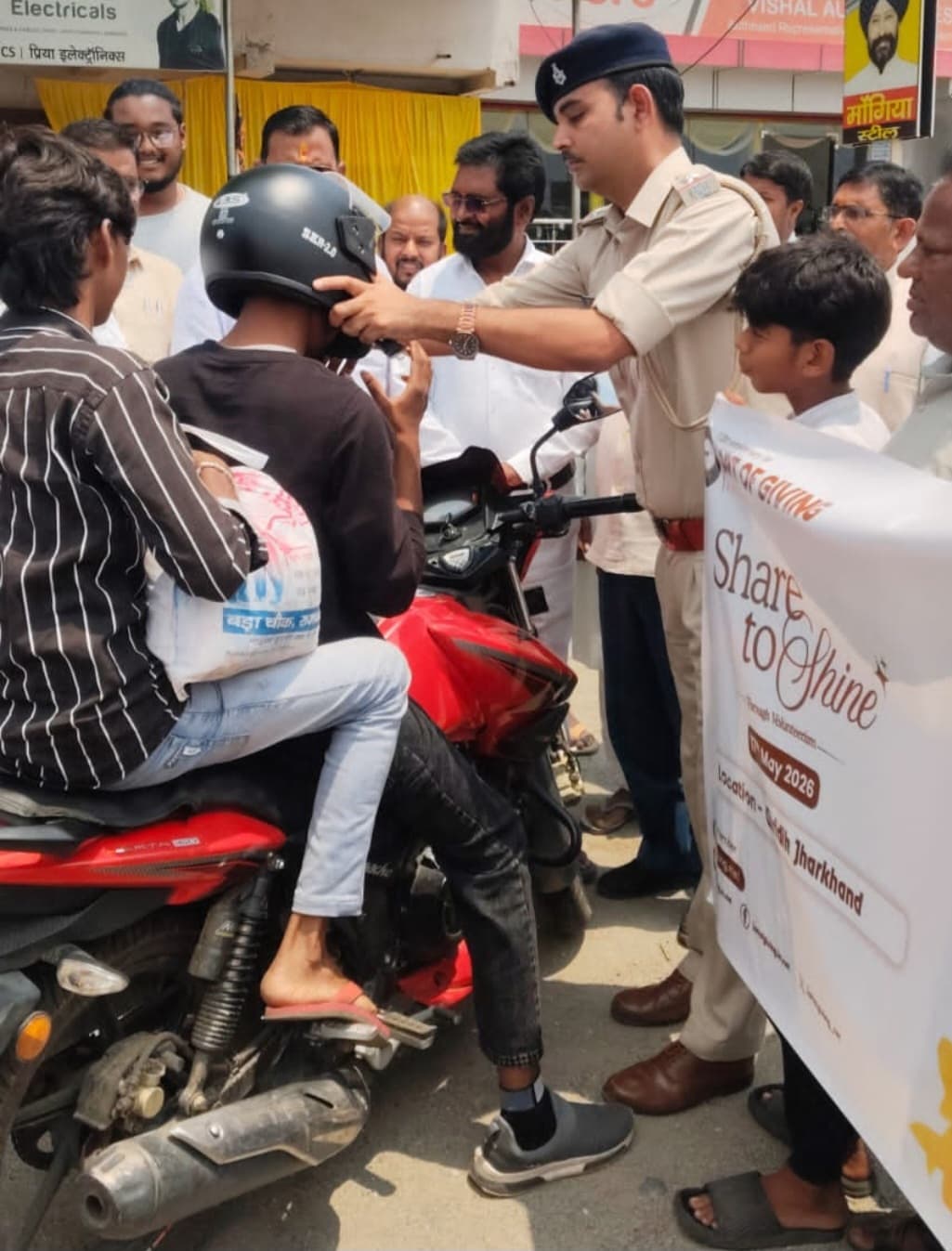 Giridih News :थाना प्रभारी ने बाइक चालकों को हेलमेट पहनाकर दिया सुरक्षा का संदेश