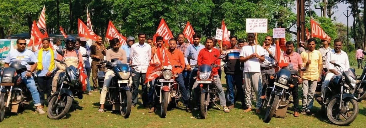 Bokaro News : छंटनी के आदेश के खिलाफ निकाला मोटरसाइकिल जुलूस