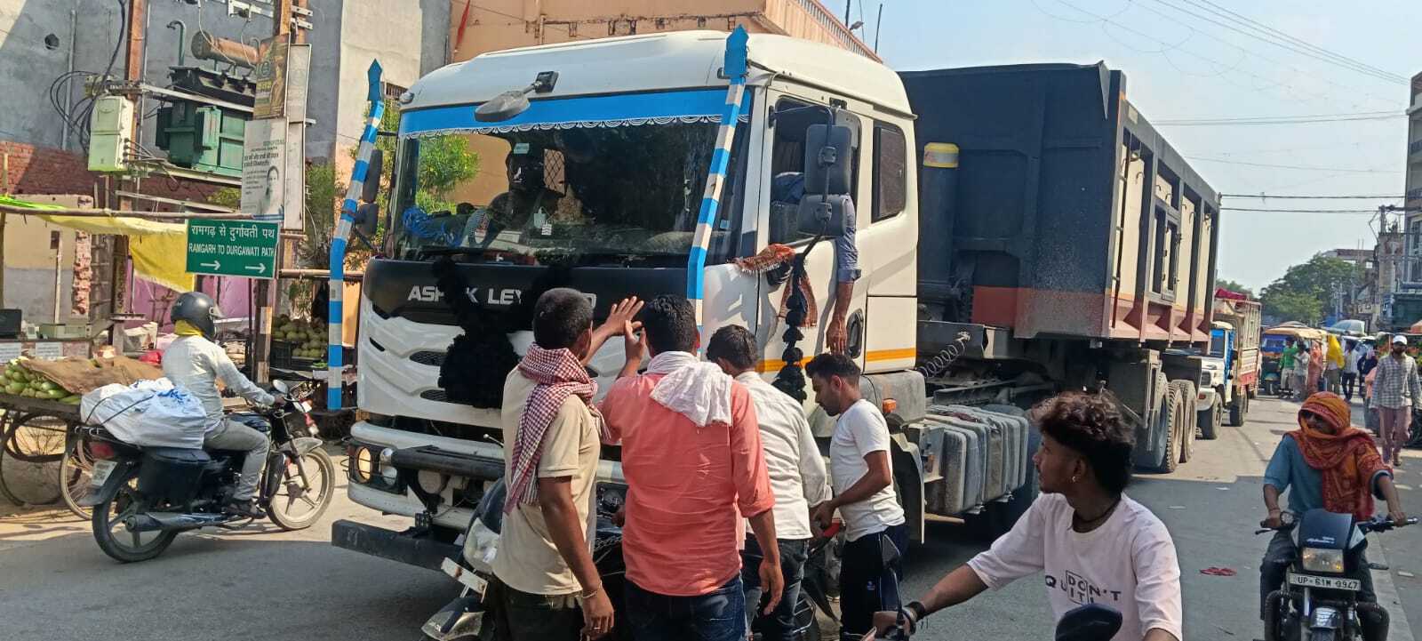 बाजार में ‘मौत’ बनकर दौड़ रहे हाइवा, बाल-बाल बचा बाइक सवार