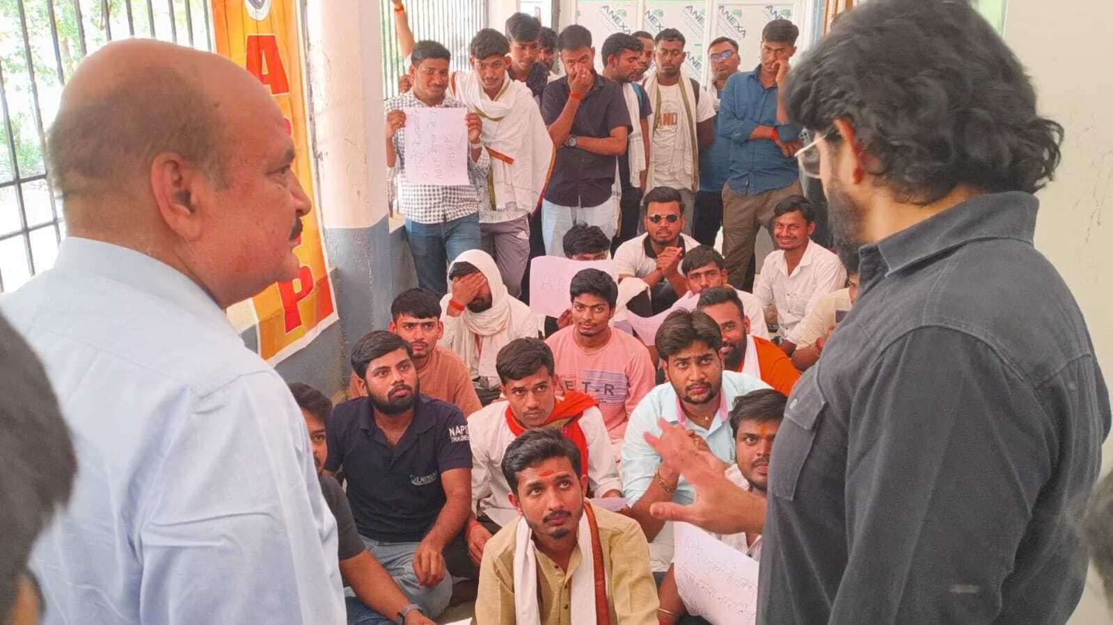विद्यार्थी परिषद ने पांच सूत्री मांगों को लेकर दिया धरना