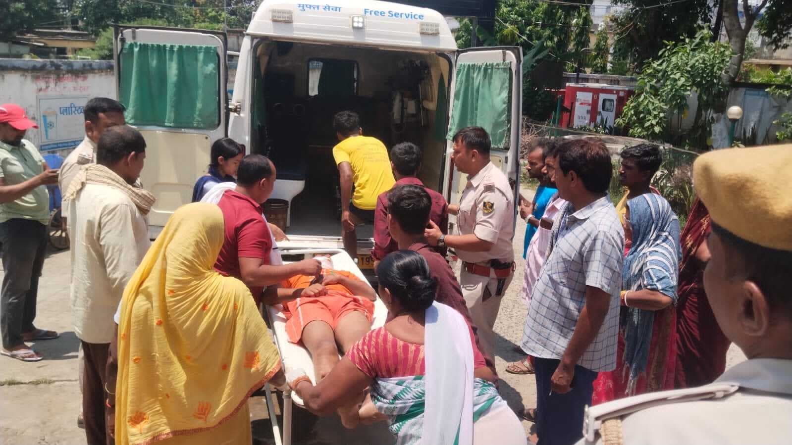 किरणपुर-मानिकपुर पथ अनियंत्रित होकर गड्ढे में गिरा बाइक, एक की मौत, दो घायल
