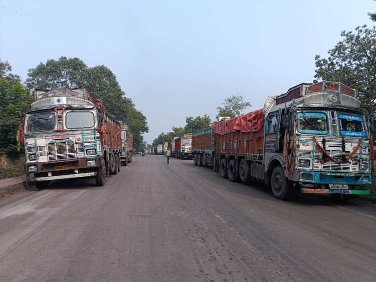 सुभाष नगर में ट्रकों की गलत पार्किंग से बढ़ी परेशानी, हो रहे हादसे