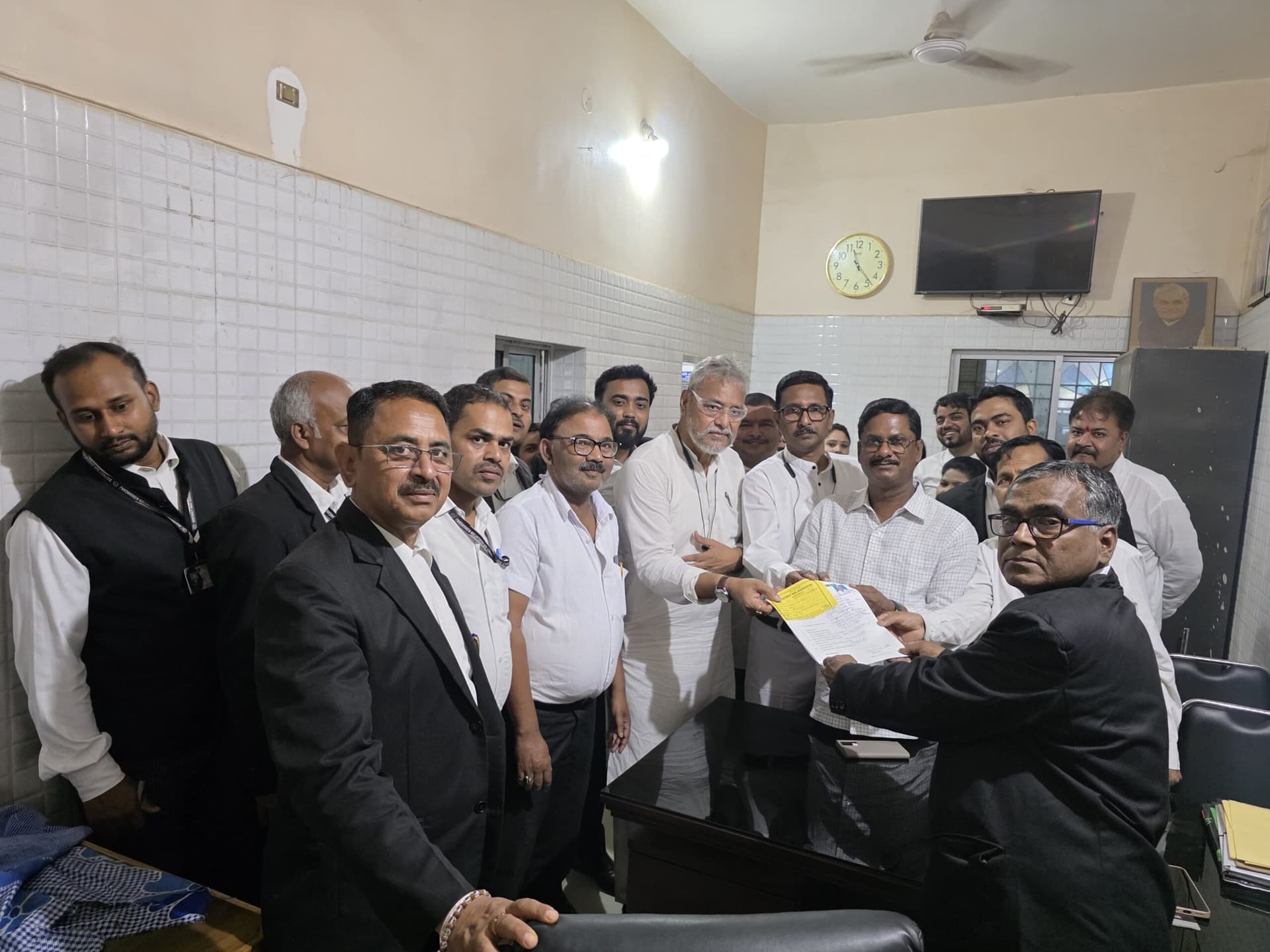 जिला अधिवक्ता संघ का चुनाव शुरू, अध्यक्ष पद के लिए शिशिर दास ने कराया नामांकन