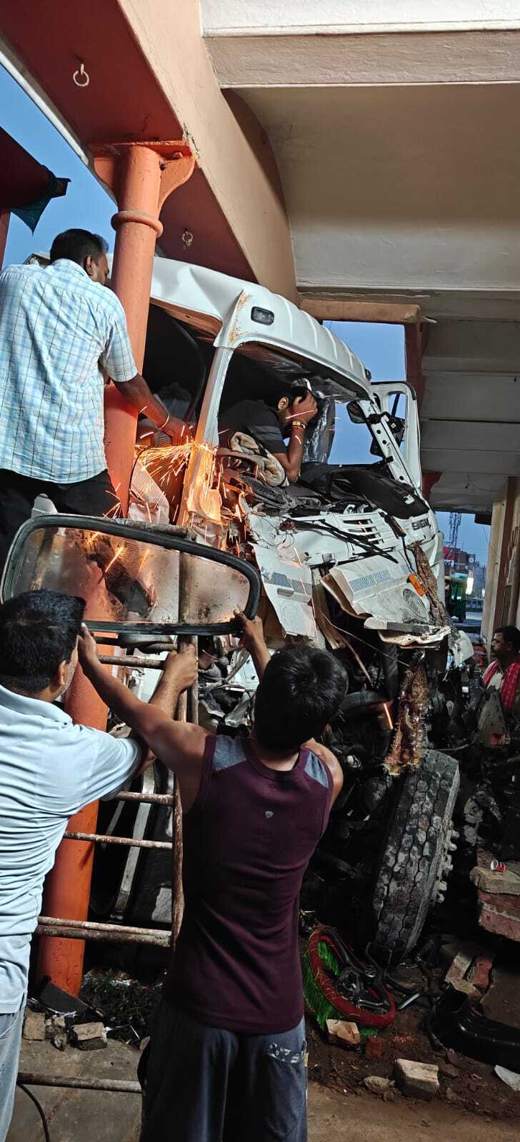 अनियंत्रित ट्रक सड़क किनारे मकान में घुसा, घर का पिलर ध्वस्त, चालक घायल