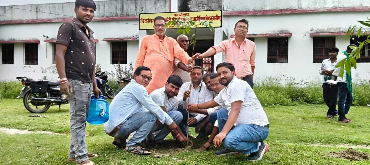 पर्यावरण संरक्षण को लेकर कार्यालय परिसर में किया पौधरोपण
