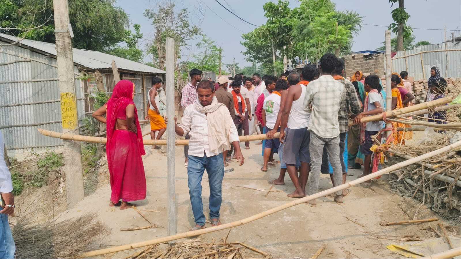 कुख्यात अपराधी को गिरफ्तार करने पहुंची एसटीएफ पर ग्रामीणों ने किया हमला, बचाव में किया फायरिंग