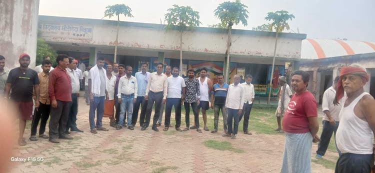 Giridih News :विद्यालय में मटन व शराब पार्टी का वीडियो वायरल, शिक्षकों पर कार्रवाई की मांग