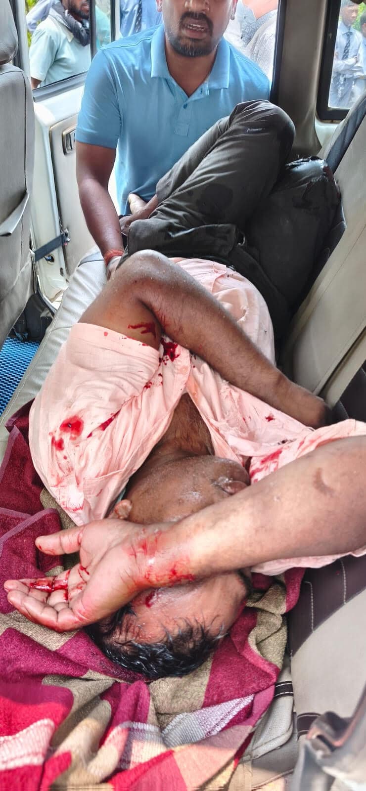 Bokaro News : स्कूल वैन और बाइक की टक्कर में पंसस घायल, रांची रेफर