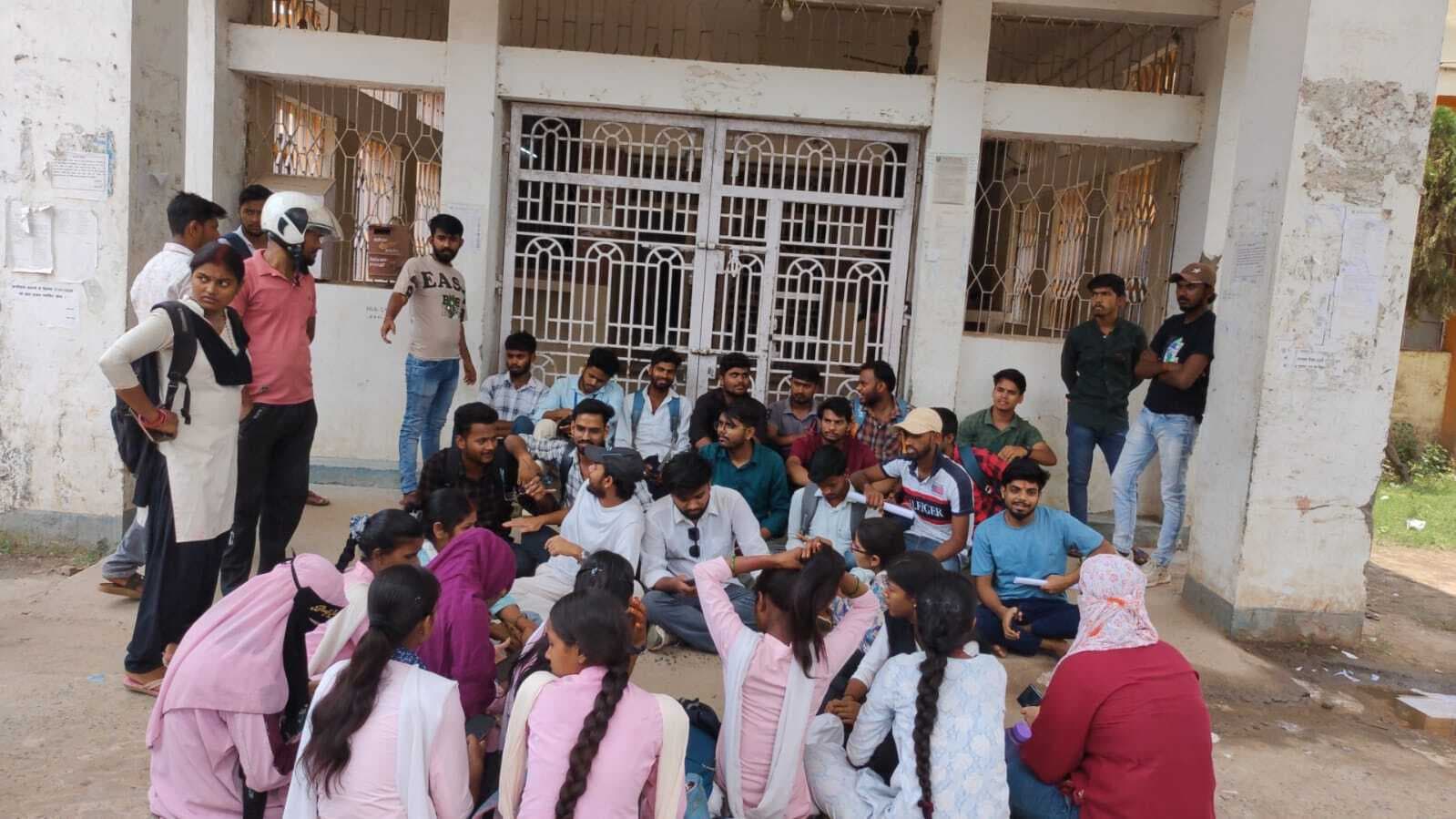 BHAGALPUR : एनईपी में सुधार को लेकर विद्यार्थियों ने टीएमबीयू को कराया बंद