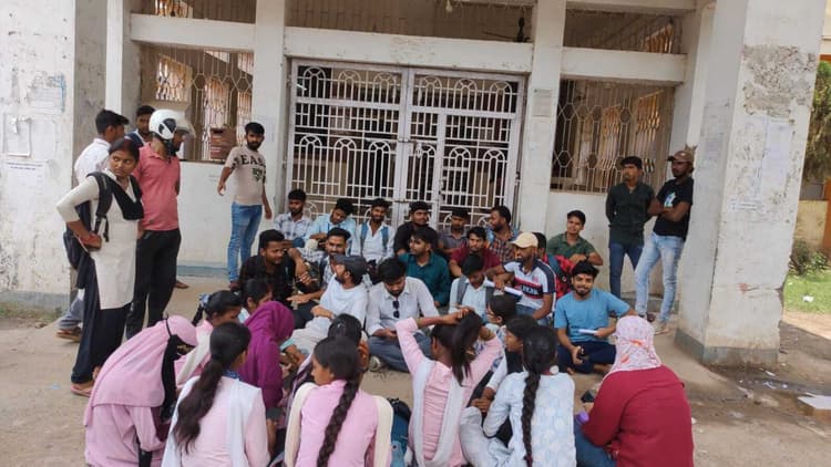 BHAGALPUR : एनईपी में सुधार को लेकर विद्यार्थियों ने टीएमबीयू को कराया बंद