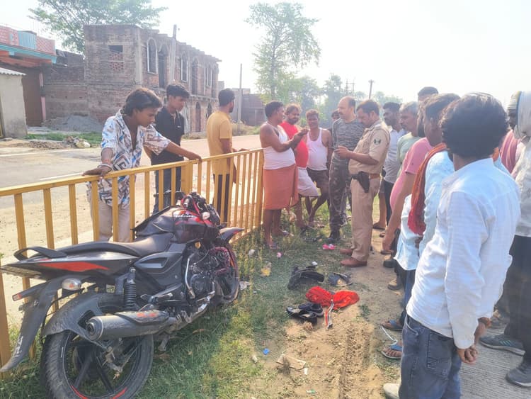 वाहन ने दो बाइकों में मारी टक्कर, चार घायल