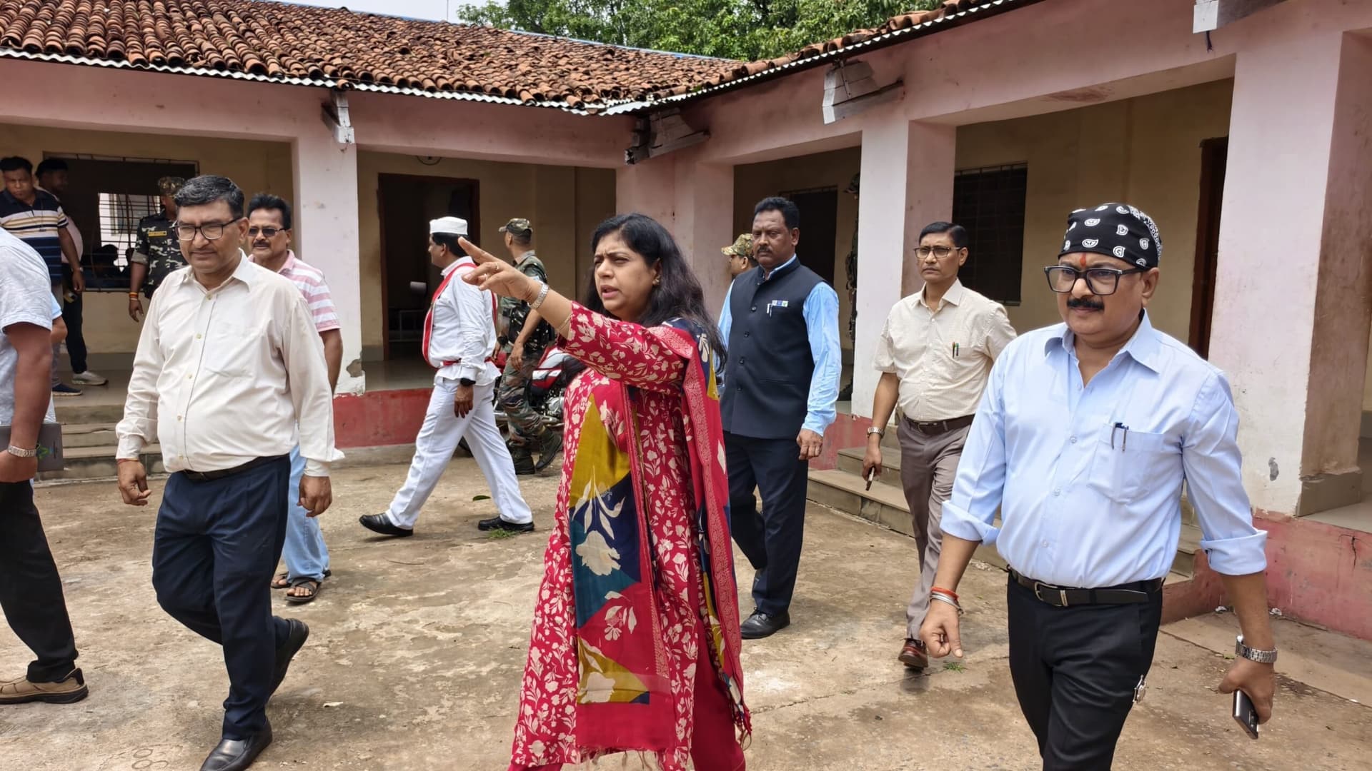 डीसी ने आदिम जनजातीय आवासीय उवि का लिया जायजा