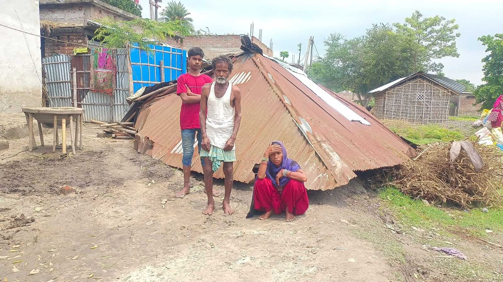 आंधी ने कई लोगों को किया घर से बेघर, घरों के टीन, छप्पर उड़े