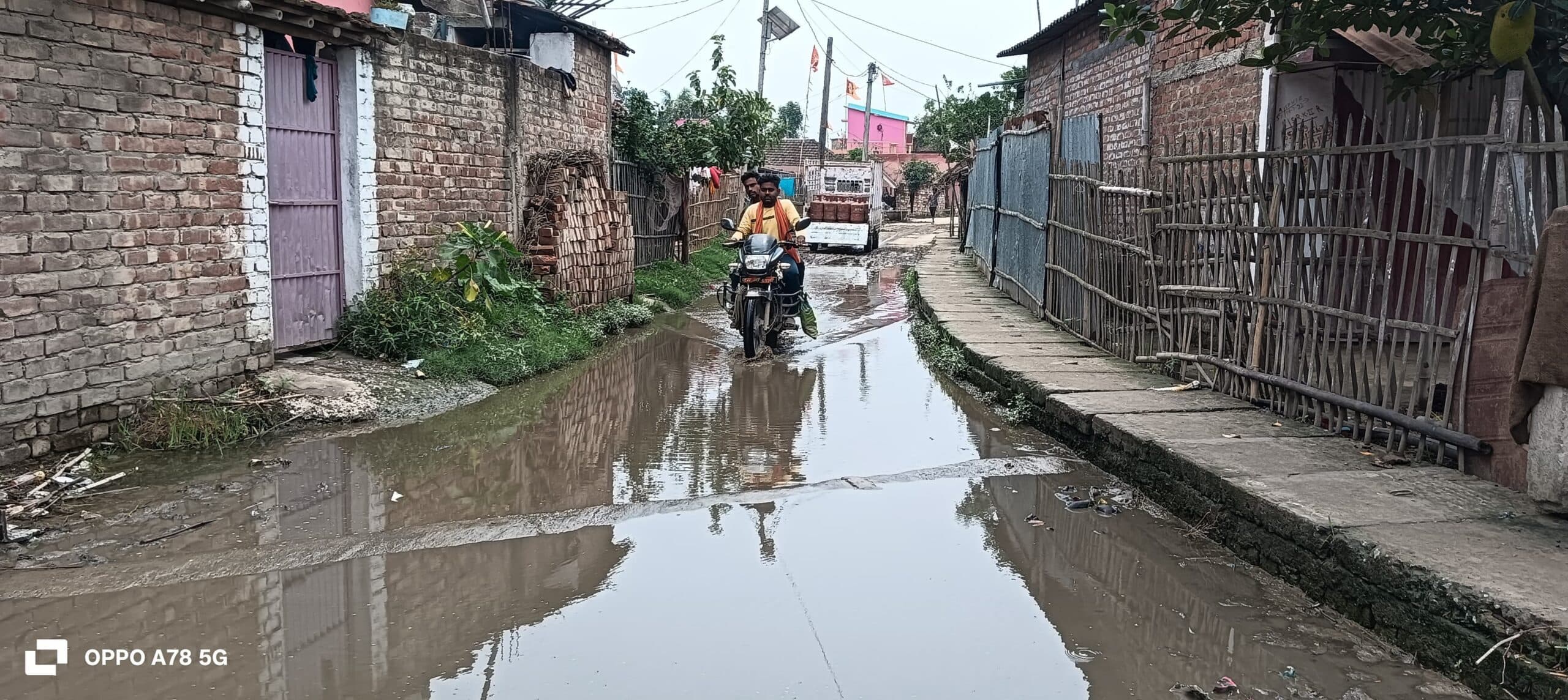 नाला का पानी सड़क पर बह रहा, लोग परेशान