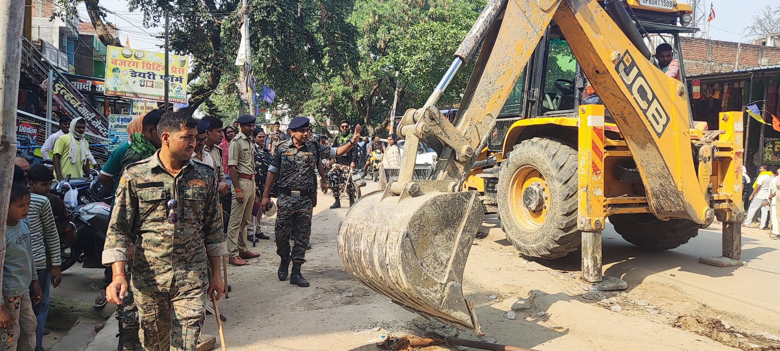 भगवानपुर बाजार में अतिक्रमण पर प्रशासन का चला बुलडोजर